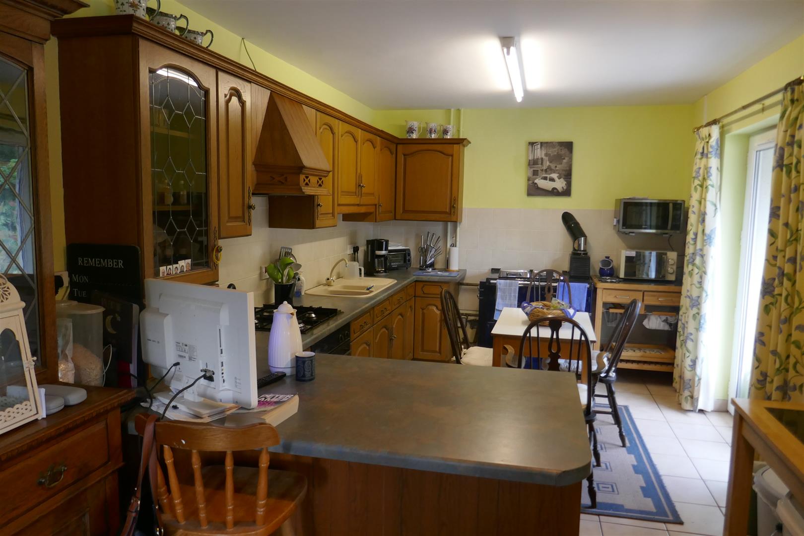 KITCHEN/LIVING ROOM